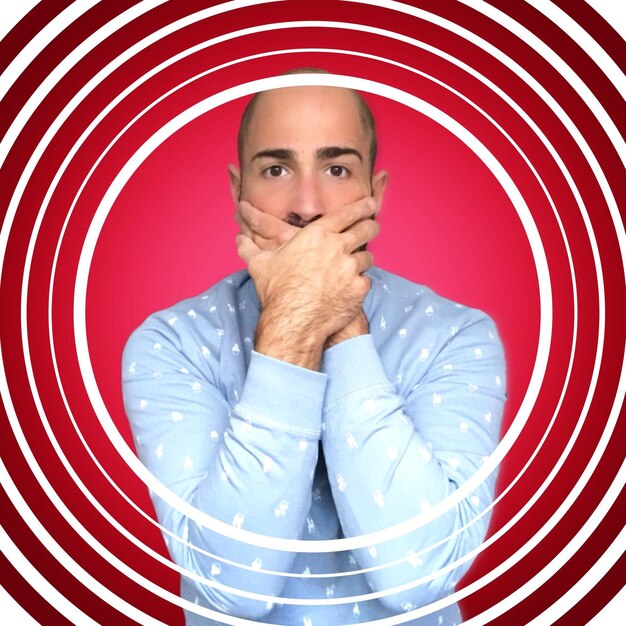 Фото Цифровое композитное изображение человека, прикрывающего рот, стоящего на красном фоне