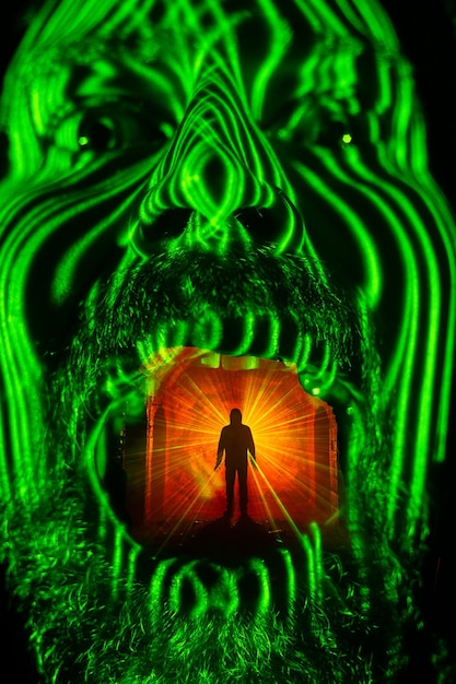 Фото Цифровое композитное изображение силуэта человека с освещенным зеленым ртом