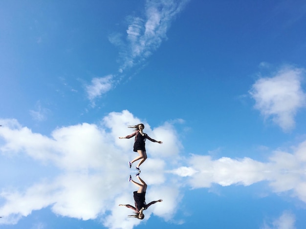 写真 天空に反射した女性のデジタル複合画像