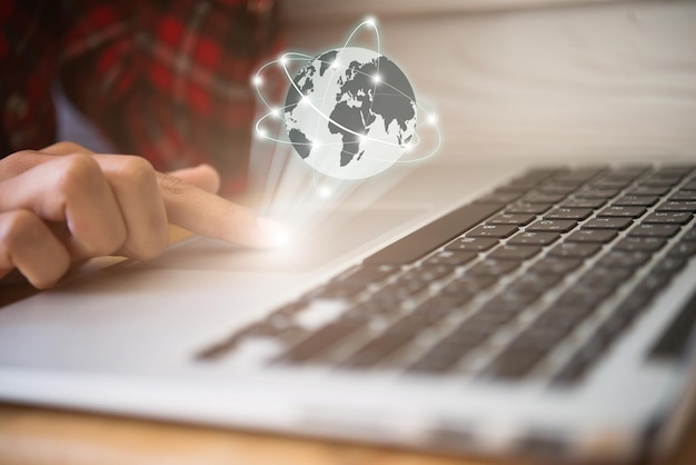 Foto immagine composita digitale di una persona che usa un portatile con il simbolo del globo