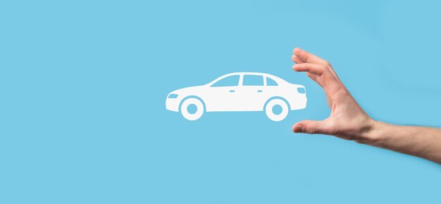 Composito digitale dell'uomo che tiene l'icona dell'auto. assicurazione automobilistica per auto e concetto di servizi per auto. uomo d'affari con gesto d'offerta e icona dell'auto.