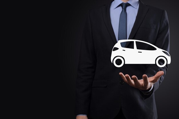 Composito digitale dell'uomo con l'icona dell'auto. assicurazione automobilistica per auto e concetto di servizi per auto. uomo d'affari con gesto d'offerta e icona dell'auto