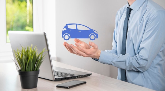 車のアイコンを保持している人のデジタル合成。自動車保険と自動車サービスの概念。車のジェスチャーとアイコンを提供するビジネスマン