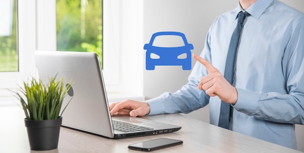 Фото Цифровая композиция человека, держащего автомобиль значок. автомобильное страхование и концепция автосервисов. бизнесмен с жестом предложения и значком автомобиля.