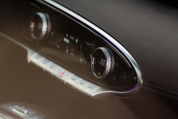 사진 디지털 컨트롤 패널 자동차 에어컨 대시보드 자동차 내부의 현대 자동차 인테리어 컨디셔닝 버튼이 보기를 닫습니다.