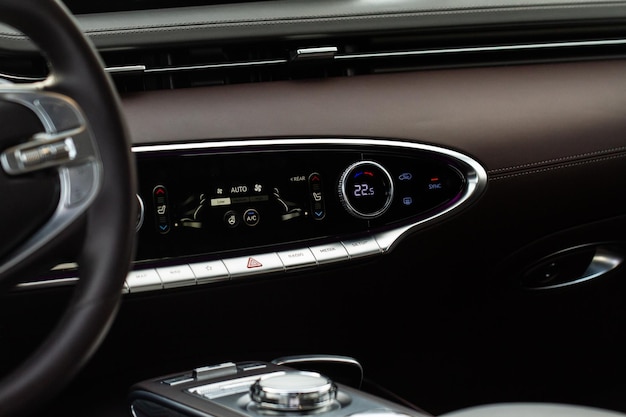 디지털 컨트롤 패널 자동차 에어컨 대시보드 자동차 내부의 현대 자동차 인테리어 컨디셔닝 버튼이 보기를 닫습니다.
