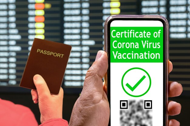 디지털 코비드 예방 접종 증명서 또는 휴대 전화의 백신 여권.