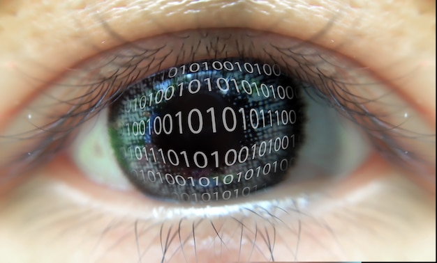Foto occhio digitale che guarda un codice