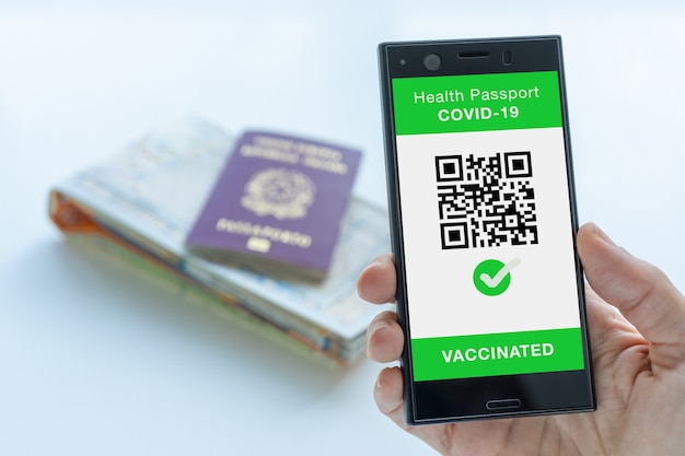 App passaporto sanitario digitale per smartphone con segno vaccinato e codice quad Foto Premium