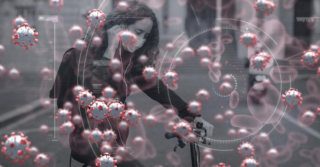Foto illustrazione digitale della scansione dell'oscilloscopio, cellule macro covid-19 che galleggiano su una donna che indossa una maschera facciale, in sella a una bicicletta, che indossa gli auricolari. concetto di pandemia di coronavirus covid-19 generato digitalmente