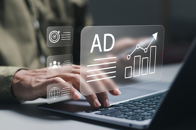 Фото Цифровая коммерция маркетинг концепция онлайн-продажи бизнесмен использует ноутбук с рекламой на веб-сайте планирование рекламных маркетинговых стратегий для таргетинга социальных сетей местные рекламодатели продажи