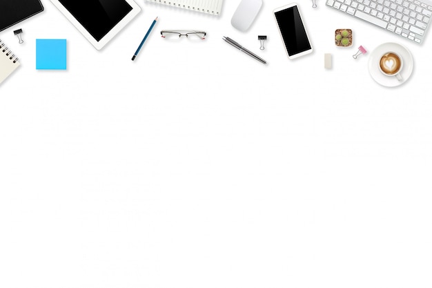 Цифровой маркетинг офисный стол с ноутбуком, канцелярскими товарами и сотовым телефоном на белом