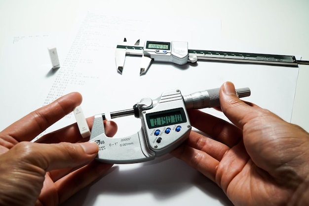 Digital micrometers and digital vernier calipers perform calibration on block grades