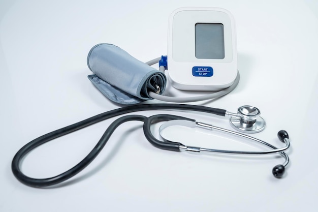 Digital monitor for measuring blood pressure