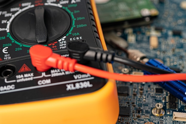 Digital multimeter to measure the voltage