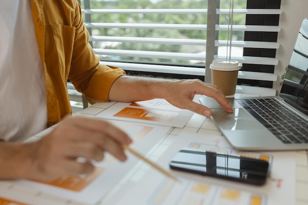 一位數碼產品開發者正在制定一個計劃,使用研究數據來引導網站的開發,為用戶提供尽可能有效的網站,同時具有視覺吸引力