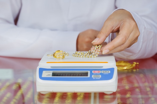 digital scales for weighing gold rings and necklaces with hand 