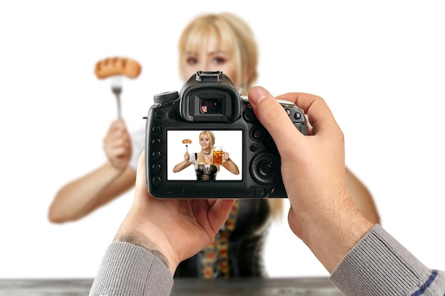 Цифровая зеркальная камера с одним объективом в руках. Фотограф снимает руки крупным планом. Фотограф-мужчина делает фотографии для стоковой фотографии. Мужские руки держат камеру крупным планом
