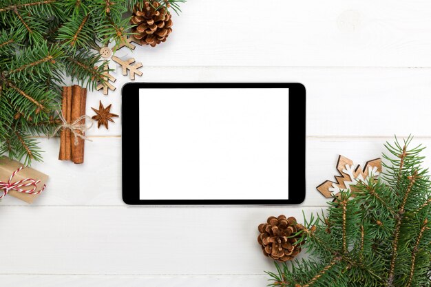 Цифровой планшет макет с деревенскими рождественскими деревянными украшениями поверхности для презентации приложения