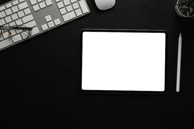 Цифровой планшетный стилус, клавиатура и очки на темном фоне Плоский вид сверху с копировальным пространством