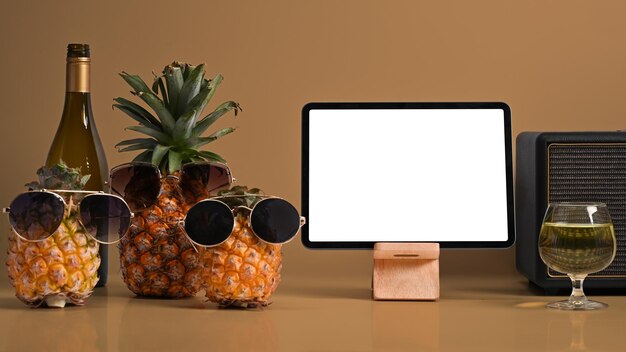 베이지색 배경 여름 휴가 개념에 디지털 태블릿과 여름 음료