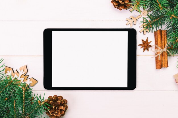 素朴なクリスマスの装飾とデジタルタブレット