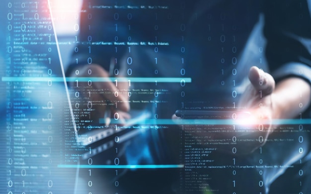 Digital technology software development concept Coding programmer software engineer werkend op laptop met circuit board en javascript op virtueel scherm