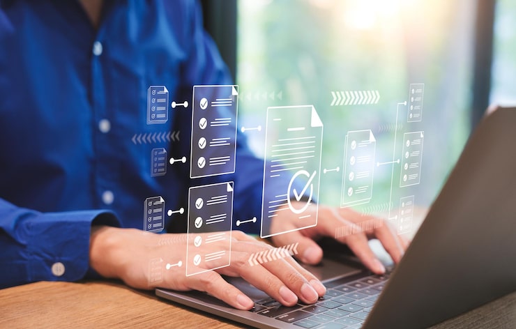 Photo 數碼工作流程自動化 企業家使用筆記型電腦進行線上檢查清單調查 文件管理檢查系統 網上文檔數據庫和流程管理檔案 檢查標籤