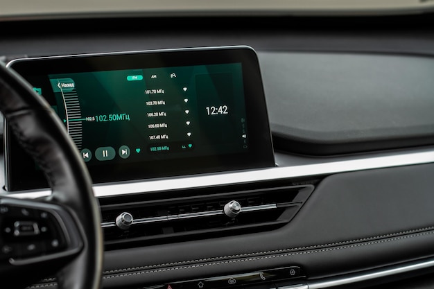 Digitale autoradio. Moderne autoradio in auto. Slim multimedia touchscreen-systeem.