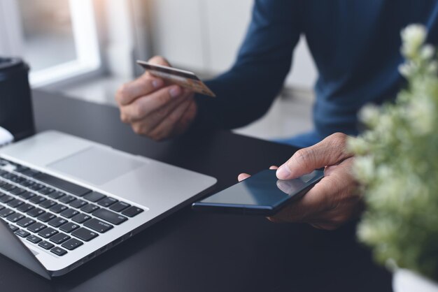 Digitale banking online winkelen internetbetaling E-commerce financieel technologie concept Man online winkeren door creditcardbetaling via mobiele telefoon app