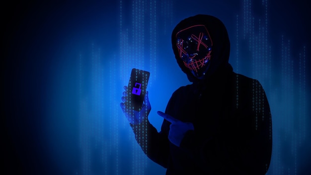 Digitale beveiligingsconcept Anonieme hacker met masker die smartphone vasthoudt gehackt