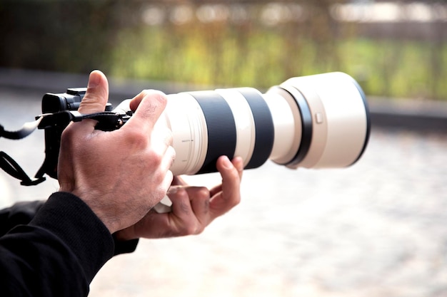 digitale camera in man hand natuur achtergrond