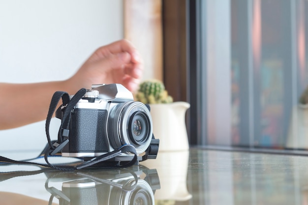 Digitale camera op glazen tafel in koffiewinkel