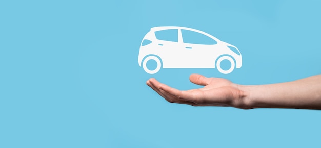 Digitale composiet van man met auto icoon. auto auto verzekering en auto diensten concept. zakenman met het aanbieden van gebaar en icoon van auto