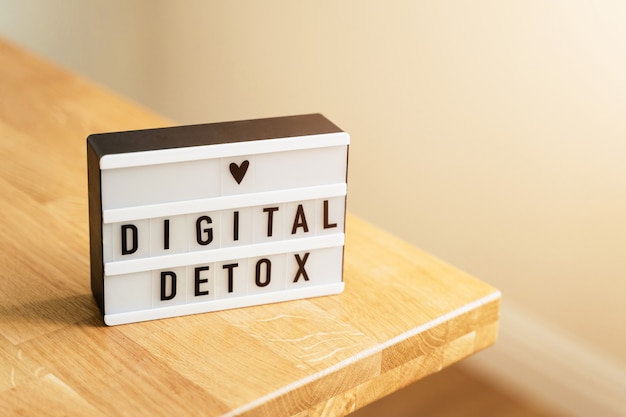 Digitale detoxdag. lightbox op houten oppervlak en witte muren. gadgetverbod