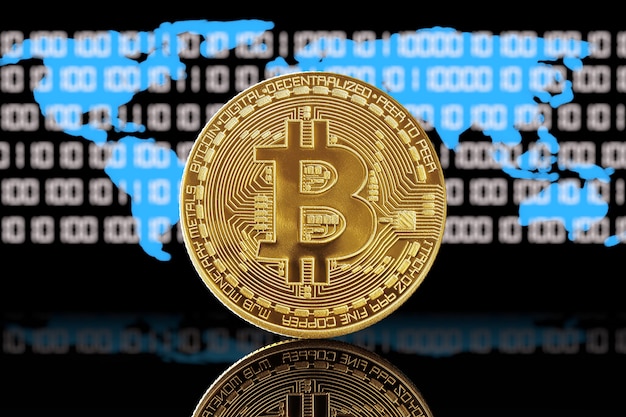 Digitale gouden Cryptocurrency Bitcoin munt met blauwe wereldkaart op een zwarte achtergrond. 3D-rendering