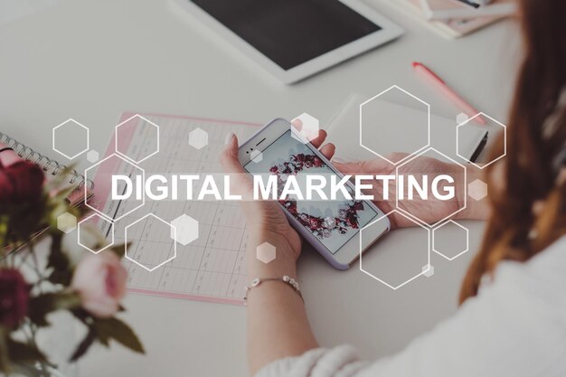 Digitale marketing sociale media promotie vrouw