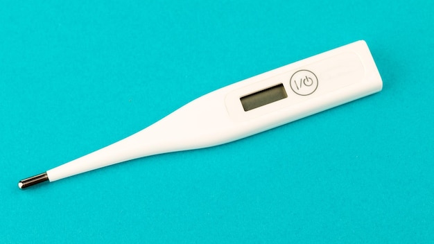 Digitale medische thermometer op een blauwe achtergrond