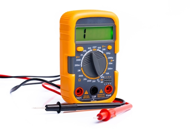 Foto digitale multimeter geïsoleerd op een witte achtergrond met speciale meetsondes