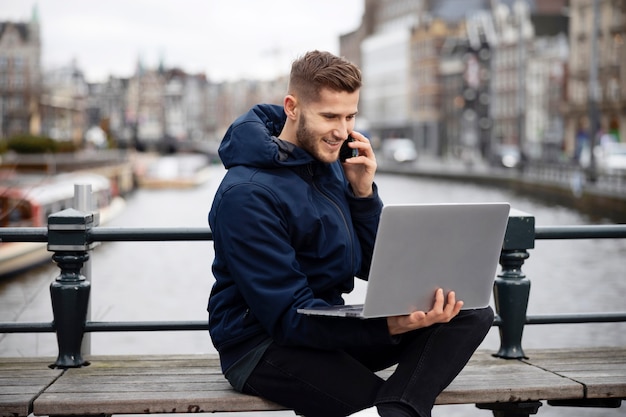 Foto digitale nomade werkt op afstand aan hun project