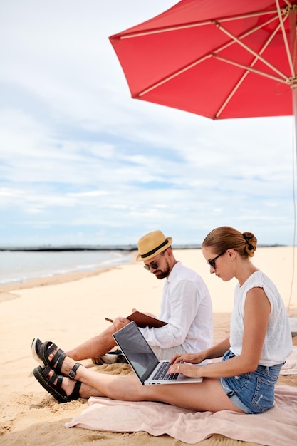 Digitale nomaden aan het werk op het strand