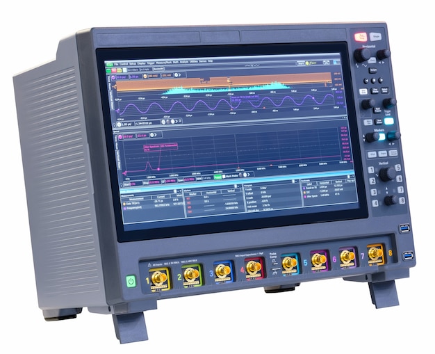 Foto digitale oscilloscoop wordt gebruikt door een ervaren elektronische ingenieur in het laboratorium