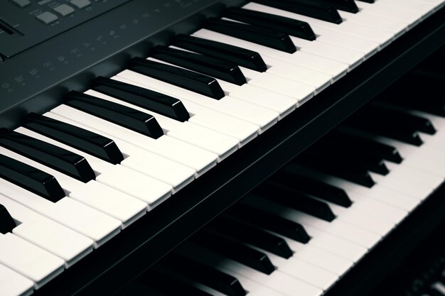 Digitale piano toetsenborden dicht in zwart-wit.