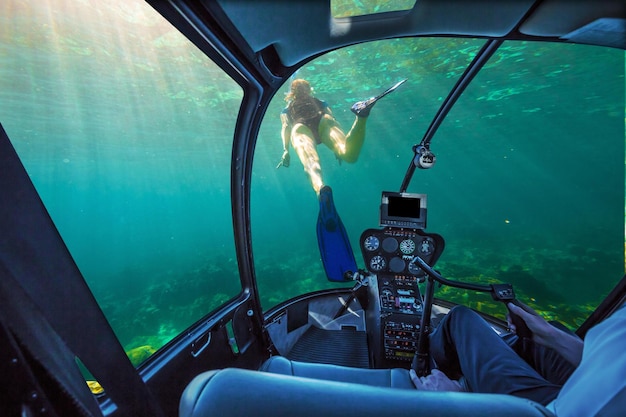 Foto digitale samengestelde afbeelding van een man die een helikopter in de zee vliegt