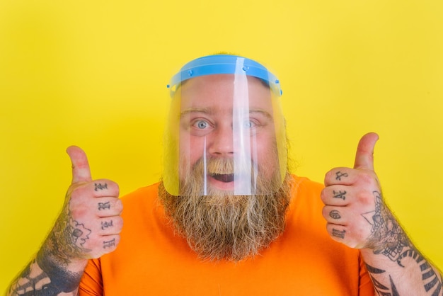 Digitale samengestelde afbeelding van een man tegen een gele achtergrond