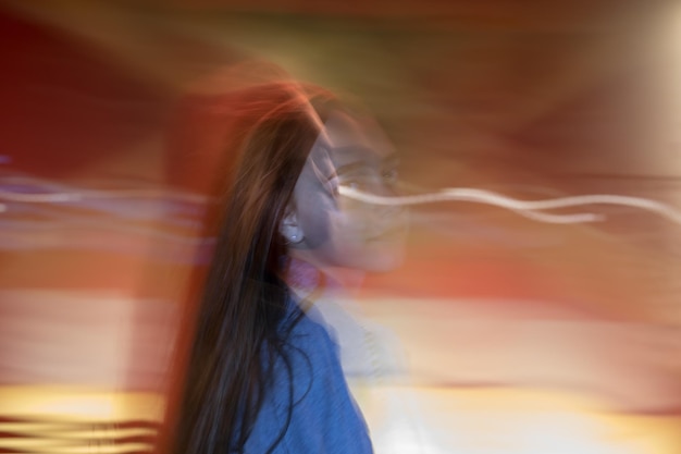 Foto digitale samengestelde afbeelding van een vrouw en lichtsporen