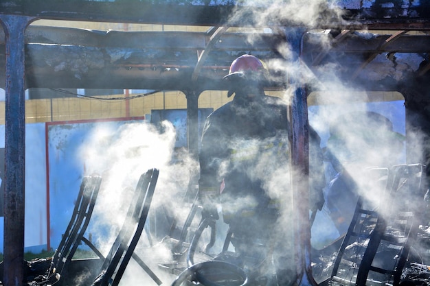 Foto digitale samengestelde afbeelding van rook van de brandweerman bij het raam