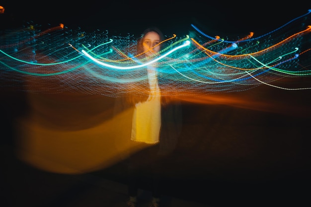 Digitale samengestelde afbeelding van vrouw en licht schilderij's nachts