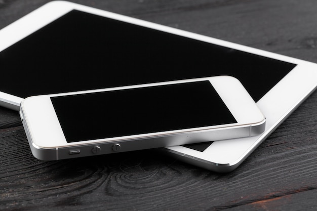 Foto digitale tablet en smartphone op de tafel