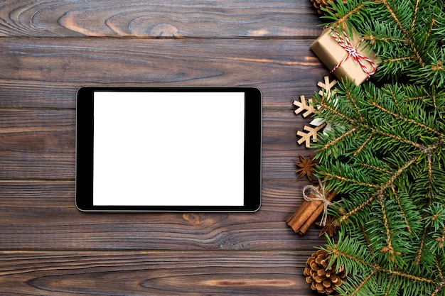 Digitale tablet. Kerstmisconcept, spar en giftdoos